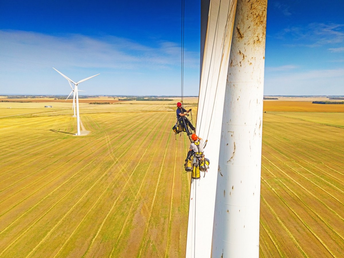An inside look at Manitoba’s flourishing green sector  - Prairie wind turbine | Photo by: Dan Harper